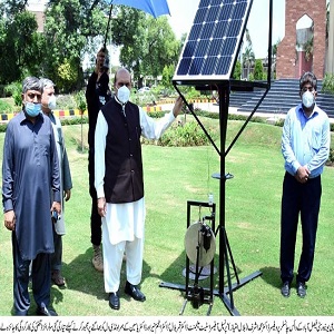 زرعی یونیورسٹی فیصل آباد کے ماہرین نے کھیت سے ٹڈی دَل کوبھگانے کیلئے سولرسسٹم سے منسلک گھنٹی متعارف کرا دی